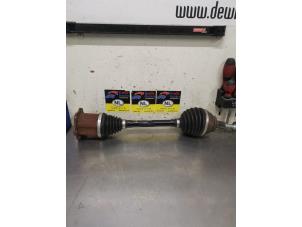 Gebruikte Aandrijfas links-voor Skoda Octavia Combi (NXAC) 1.0 TSI e-TEC 12V Prijs € 175,00 Margeregeling aangeboden door De Witte Boerderij AutoMotive