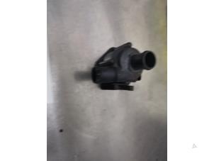 Gebruikte Extra waterpomp Audi S4 Avant (B9) 3.0 TFSI V6 24V Prijs € 15,00 Margeregeling aangeboden door De Witte Boerderij AutoMotive