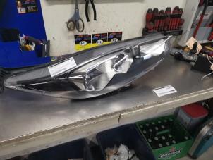 Gebruikte Rechter Koplamp Ford Fiesta 6 (JA8) 1.0 SCI 12V 80 Prijs € 50,00 Margeregeling aangeboden door De Witte Boerderij AutoMotive