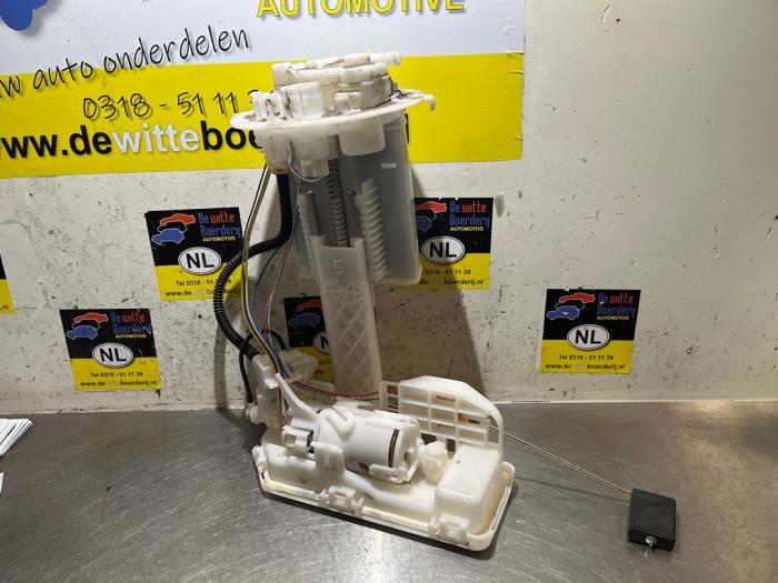 Gebruikte Tank element Pomp Toyota Yaris IV (P21/PA1/PH1) 1.5 12V Hybrid 115 Prijs € 29,99 Margeregeling aangeboden door De Witte Boerderij AutoMotive