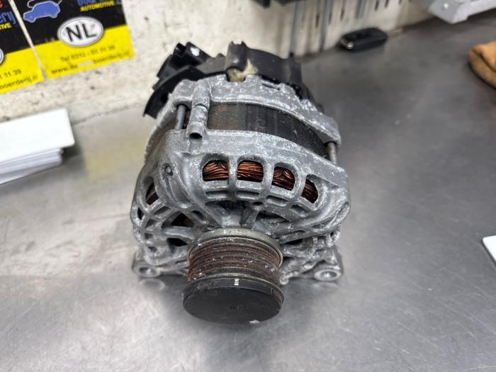 Gebruikte Dynamo Peugeot 208 I (CA/CC/CK/CL) 1.2 12V e-THP PureTech 110 Prijs € 25,00 Margeregeling aangeboden door De Witte Boerderij AutoMotive