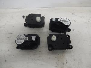 Gebruikte Kachelklep Motor Renault Megane III Berline (BZ) 1.5 dCi 90 Prijs € 20,00 Margeregeling aangeboden door De Witte Boerderij AutoMotive