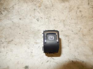 Gebruikte Handrem schakelaar Opel Astra J (PC6/PD6/PE6/PF6) 1.3 CDTI 16V EcoFlex Prijs € 10,00 Margeregeling aangeboden door De Witte Boerderij AutoMotive