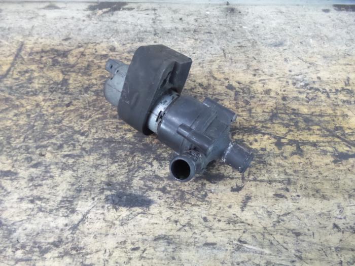 Gebruikte Waterpomp Mercedes ML I (163) 430 4.3 V8 24V Autom. Prijs € 50,00 Margeregeling aangeboden door De Witte Boerderij AutoMotive