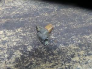Gebruikte Nokkenas Sensor Mercedes C (W203) 2.0 C-200K 16V Prijs € 40,00 Margeregeling aangeboden door De Witte Boerderij AutoMotive