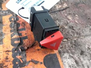 Gebruikte Alarmlicht Schakelaar Volkswagen Transporter T5 1.9 TDi Prijs € 20,00 Margeregeling aangeboden door De Witte Boerderij AutoMotive