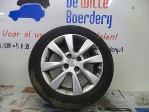 Gebruikte Velg + Band Hyundai i20 1.2i 16V Prijs € 120,00 Margeregeling aangeboden door De Witte Boerderij AutoMotive