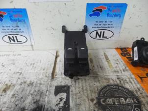 Gebruikte Combischakelaar ramen Kia Rio III (UB) 1.2 CVVT 16V Prijs € 40,00 Margeregeling aangeboden door De Witte Boerderij AutoMotive