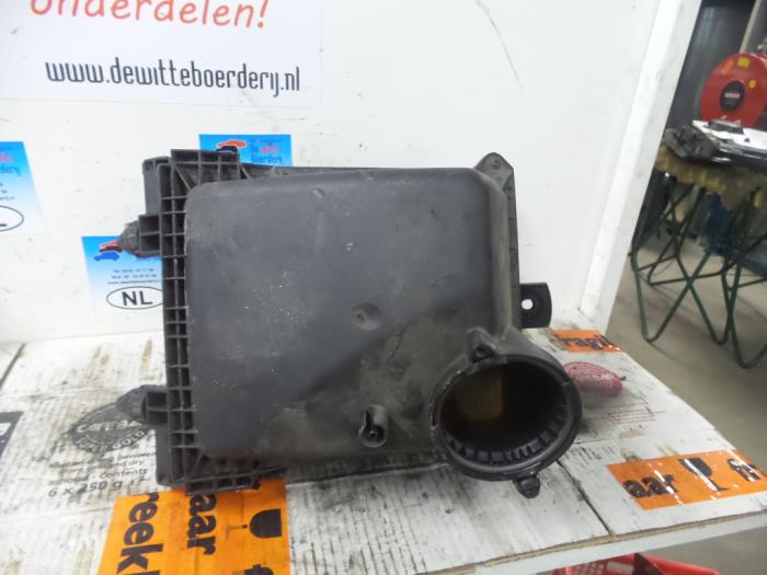 Gebruikte Luchtfilterhuis Audi A4 Avant (B7) 2.5 TDI V6 24V Prijs € 50,00 Margeregeling aangeboden door De Witte Boerderij AutoMotive