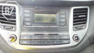 Gebruikte Radio CD Speler Hyundai Tucson (TL) 1.7 CRDi 16V 2WD Prijs op aanvraag aangeboden door BZJ b.v.