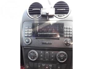 Gebruikte Radio CD Speler Mercedes ML II (164/4JG) 3.0 ML-280 CDI 4-Matic V6 24V Prijs op aanvraag aangeboden door BZJ b.v.