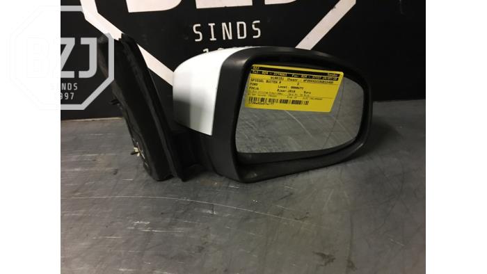 Buitenspiegel rechts van een Ford Focus 2016