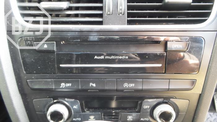 Bedieningspaneel Multi Media van een Audi A4 2014