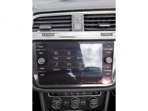 Gebruikte Display Multi Media regelunit Volkswagen Tiguan (AD1) 2.0 TDI 16V BlueMotion Technology SCR Prijs op aanvraag aangeboden door BZJ b.v.