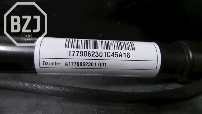 Voetganger Crash sensor van een Mercedes-Benz A (177.0) 1.3 A-180 Turbo 16V 2019