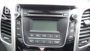 Gebruikte Radio CD Speler Hyundai i30 (GDHB5) 1.4 16V Prijs op aanvraag aangeboden door BZJ b.v.