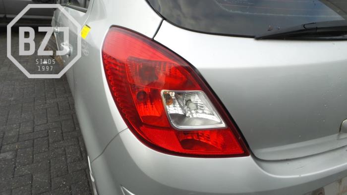 Achterlicht links van een Opel Corsa D 1.3 CDTi 16V ecoFLEX 2011