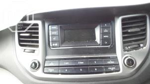 Gebruikte Radio CD Speler Hyundai Tucson (TL) 1.6 GDi 16V 2WD Prijs op aanvraag aangeboden door BZJ b.v.