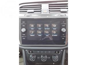 Gebruikte Display Multi Media regelunit Volkswagen Tiguan (AD1) 2.0 TDI 16V BlueMotion Techn.SCR 4Motion Prijs op aanvraag aangeboden door BZJ b.v.