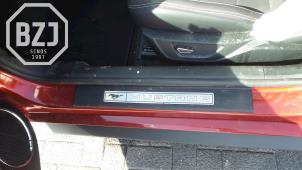 Gebruikte Afdeklijst dorpel links Ford Usa Mustang VI Fastback 5.0 GT Premium Ti-VCT V8 32V Prijs op aanvraag aangeboden door BZJ b.v.