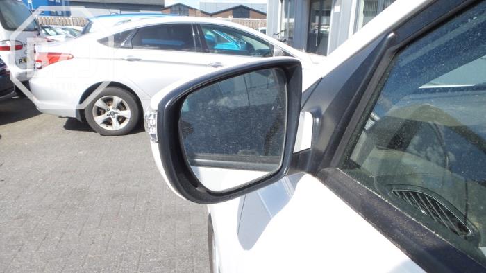Buitenspiegel links van een Hyundai iX35 (LM) 2.0 CRDi 16V 2012