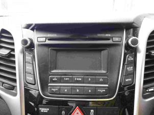 Gebruikte Radio CD Speler Hyundai i30 (GDHB5) 1.4 16V Prijs op aanvraag aangeboden door BZJ b.v.