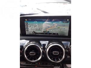 Gebruikte Navigatie Display Mercedes CLA (118.3) 1.3 CLA-200 Turbo 16V Prijs € 605,00 Inclusief btw aangeboden door BZJ b.v.