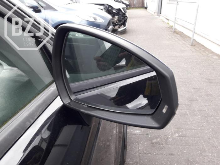 Spiegel Buiten rechts van een Audi A3 (8V1/8VK) 1.6 TDI 16V 2014