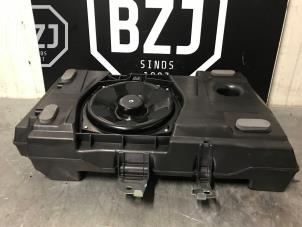 Gebruikte Subwoofer Skoda Octavia Combi (5EAC) 1.6 TDI 16V Prijs op aanvraag aangeboden door BZJ b.v.