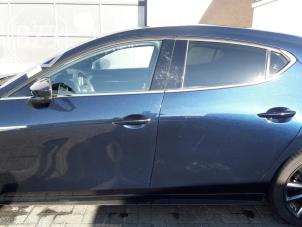 Gebruikte Stijl midden-links Mazda 3 Sport (BP) 2.0 SkyActiv-G 122 Mild Hybrid 16V Prijs € 350,00 Margeregeling aangeboden door BZJ b.v.