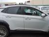 Hyundai Kona (OS) 1.0 T-GDI 12V B-stijl rechts