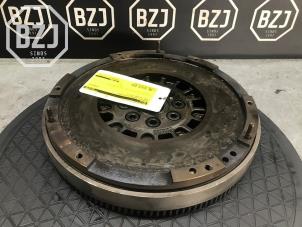 Gebruikte Dubbele massa vliegwiel Opel Astra K Sports Tourer 1.6 CDTI 110 16V Prijs € 150,00 Margeregeling aangeboden door BZJ b.v.