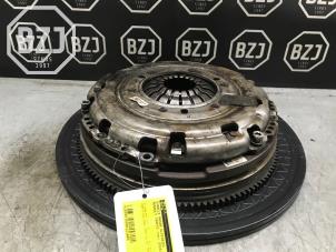 Gebruikte Dubbele massa vliegwiel Renault Trafic (1FL/2FL/3FL/4FL) 2.0 dCi 16V 110 Prijs op aanvraag aangeboden door BZJ b.v.