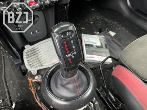Gebruikte Versnellingspook Mini Mini (F56) 2.0 16V Cooper S Prijs op aanvraag aangeboden door BZJ b.v.