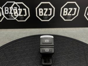 Gebruikte Schakelaar handrem Renault Clio V (RJAB) 1.0 TCe 90 12V Prijs € 20,00 Margeregeling aangeboden door BZJ b.v.