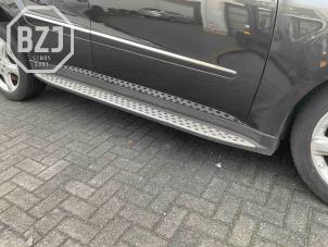 Gebruikte Sidestep rechts Mercedes ML II (164/4JG) 3.5 350 4-Matic V6 24V Prijs op aanvraag aangeboden door BZJ b.v.