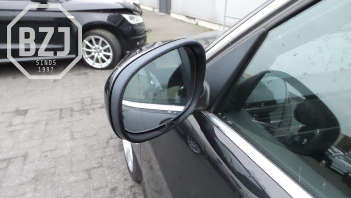 Buitenspiegel links van een BMW 3 serie Touring (E91) 320i 16V 2011