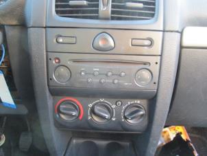 Gebruikte Radio CD Speler Renault Clio II (BB/CB) 1.2 Prijs op aanvraag aangeboden door Boekholt autodemontage B.V