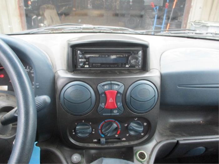 Gevarenlicht Schakelaar van een Fiat Doblo (223A/119) 1.6 16V 2002