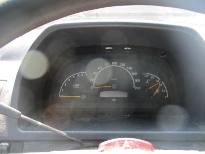 Paniekverlichtings Schakelaar van een Mercedes-Benz V (638.2) V-220 2.2 CDI 16V 1999