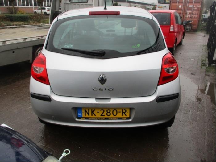 Achterlicht links van een Renault Clio III (BR/CR) 1.2 16V 75 2008