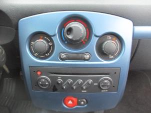 Gebruikte Radio CD Speler Renault Clio III (BR/CR) 1.2 16V 75 Prijs op aanvraag aangeboden door Boekholt autodemontage B.V