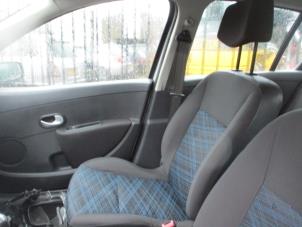 Gebruikte Voorstoel rechts Renault Clio III (BR/CR) 1.2 16V 75 Prijs op aanvraag aangeboden door Boekholt autodemontage B.V
