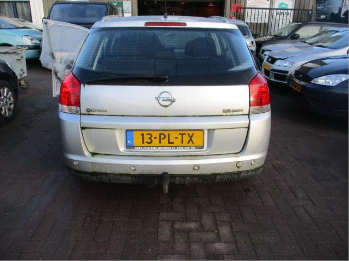 Ruitenwisserarm achter van een Opel Signum (F48) 2.2 DGI 16V 2004