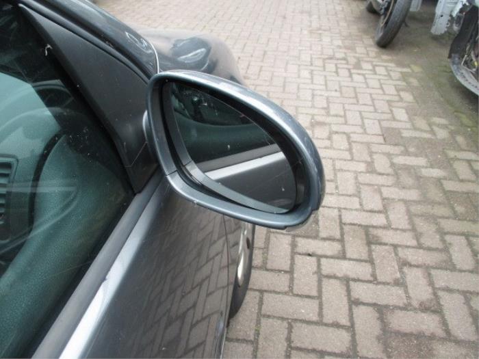 Spiegel Buiten rechts van een Volkswagen Golf V (1K1) 1.9 TDI 2005