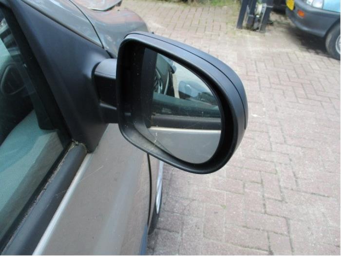 Spiegel Buiten rechts van een Renault Clio III (BR/CR) 1.2 16V 75 2011
