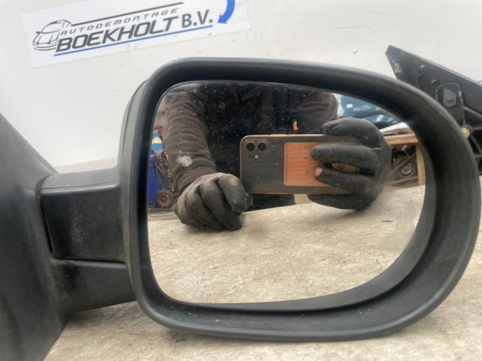 Spiegel Buiten rechts van een Renault Clio III (BR/CR) 1.2 16V 75 2011
