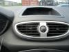 Gebruikte Luchtrooster Dashboard Renault Clio III (BR/CR) 1.2 16V 75 Prijs op aanvraag aangeboden door Boekholt autodemontage B.V