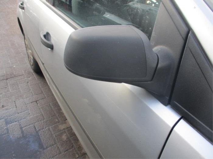 Buitenspiegel rechts van een Ford Focus 2 Wagon 1.6 TDCi 16V 90 2006