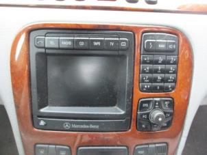 Gebruikte Radiobedienings paneel Mercedes S (W220) 3.2 S-320 CDI 24V Prijs € 50,00 Margeregeling aangeboden door Boekholt autodemontage B.V
